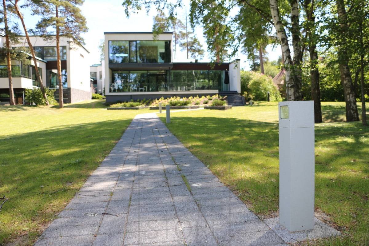 El LED PILARI CUBIC ilumina el camino en el jardín y tiene un diseño sencillo y moderno. Lestore.fi